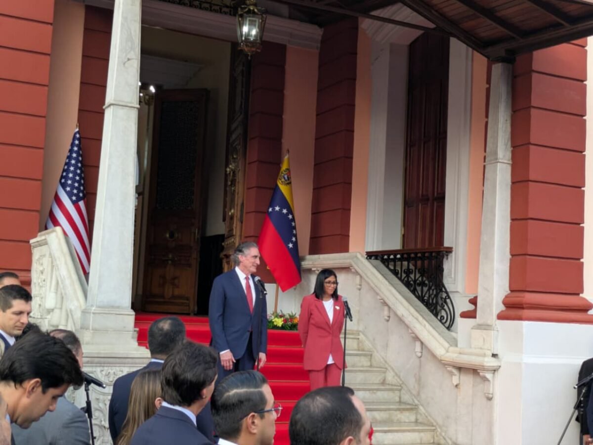 Delcy Rodríguez y el secretario del Interior de EE UU conservaron sobre nuevas tecnologías para desarrollar el sector de la minería en Venezuela