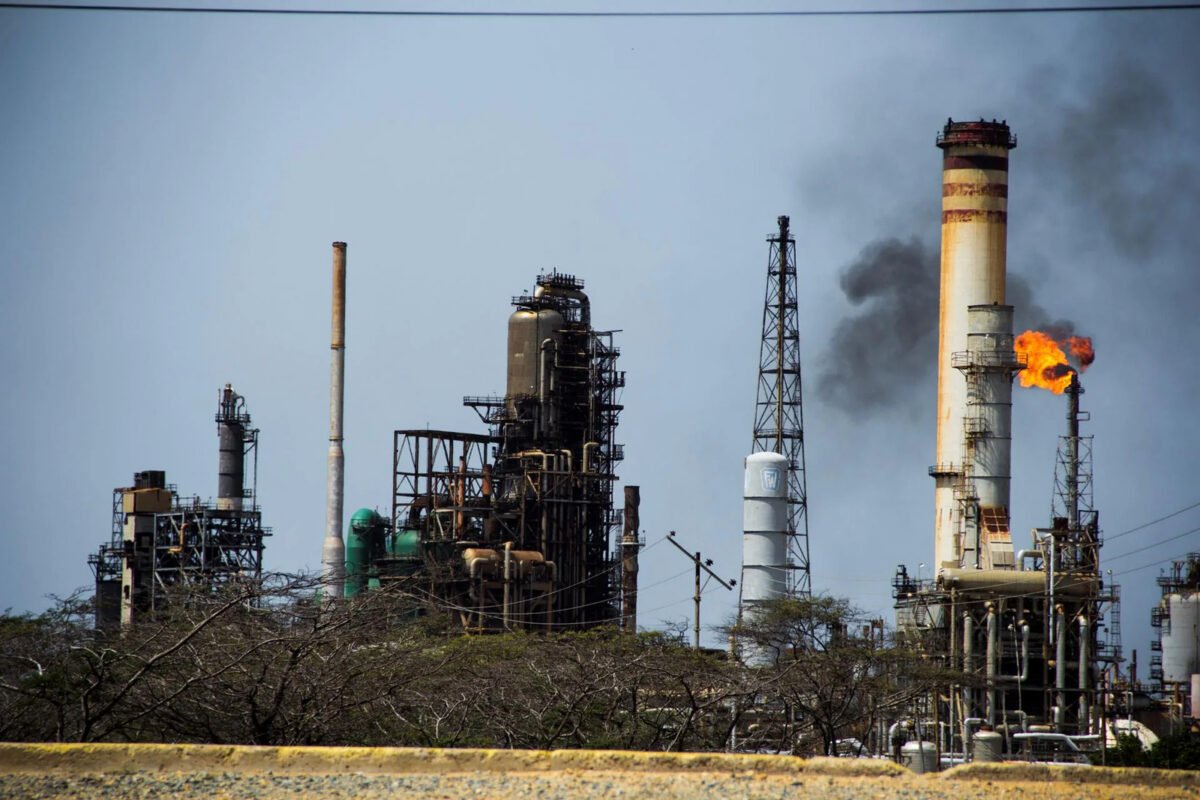 Petróleo en inglés: la capitulación del chavismo y el fin de una épica