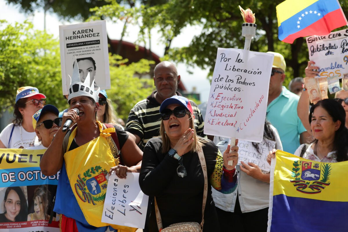 En imágenes: sindicalistas protestaron frente a la Embajada de Estados Unidos en Caracas